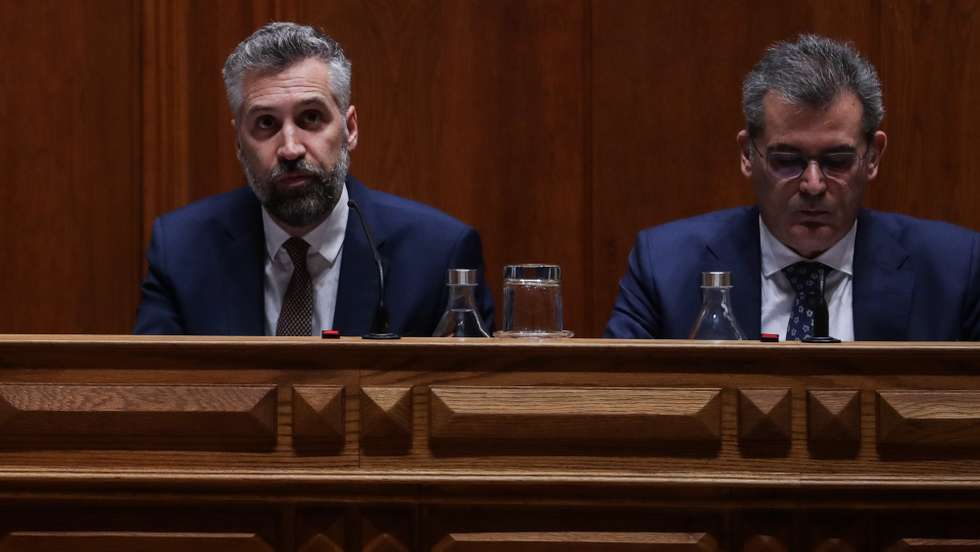 O ministro das Infraestruturas e Habitação, Pedro Nuno Santos (E) na Comissão de Orçamento e Finanças, no âmbito da apreciação, na especialidade, na Assembleia da República em Lisboa, 07 de novembro de 2022. TIAGO PETINGA/LUSA