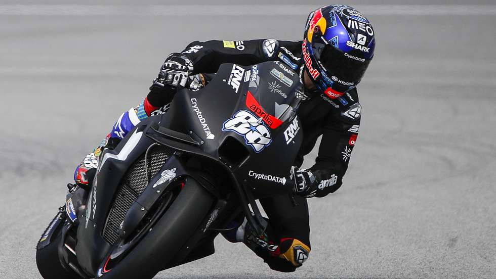 epa10458454 Portuguese rider Miguel Oliveira of RNF MotoGP Team in action during the MotoGP pre-season test session at the Sepang International Circuit, in Sepang, Malaysia, 10 February 2023.  EPA/FAZRY ISMAIL