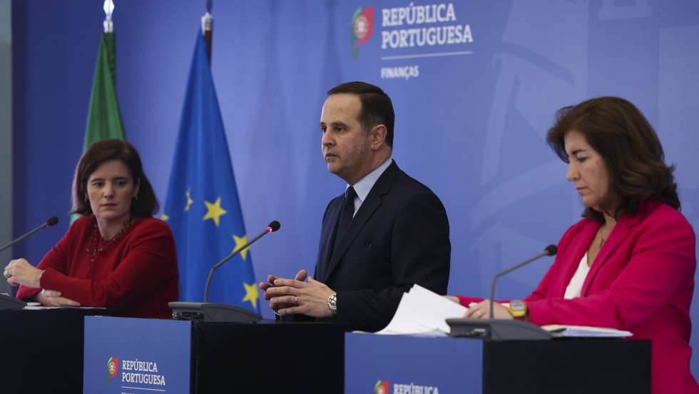O ministro das Finanças, Fernando Medina (C), ladeado pela ministra de Estado e da Presidência, Mariana Vieira da Silva (E), e pela ministra do Trabalho, da Solidariedade e da Segurança Social, Ana Mendes Godinho (D), durante a conferência de imprensa para apresentação das novas medidas do Governo para mitigar o aumento do custo de vida, no Ministério das Finanças, em Lisboa, 24 de março de 2023. ANTÓNIO COTRIM/LUSA
