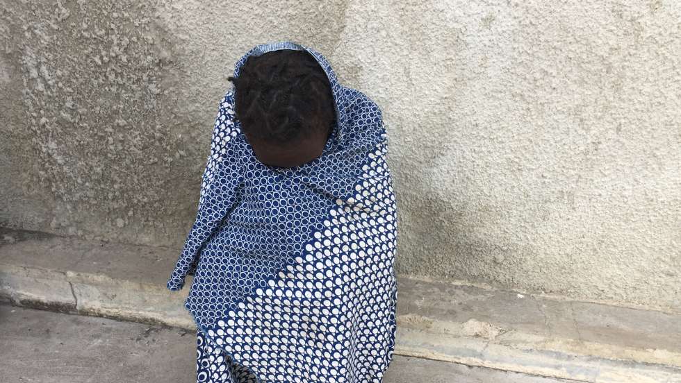 Moçambique tornou-se numa das principais plataformas do tráfico internacional de droga, nomeadamente proveniente do continente americano, o que levou as autoridades nacionais a formar agentes policiais e alfandegários que trabalham nos terminais rodoviários, ferroviários e aeroportuários, na cidade da Beira, província de Sofala, Moçambique, 21 de agosto de 2023. A proliferação das chamadas “bocas de fumo”, locais de venda e consumo de droga, um pouco por toda a cidade da Beira, centro de Moçambique, está a preocupar as autoridades, que tentam lidar com o problema com sensibilização e formação. (ACOMPANHA TEXTO). JOSÉ JECO/LUSA