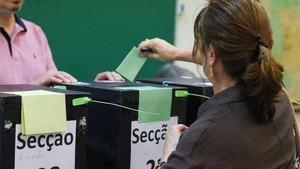 Eleitor coloca o seu boletim de voto na urna de votos para a Câmara Municipal do Porto, 12 de outubro de 2025. Decorrem este domingo as eleições autárquicas em Portugal onde mais de 9,3 milhões de eleitores podem votar. Os eleitores vão escolher os órgãos dirigentes das 308 Câmaras Municipais, 308 Assembleias Municipais e 3.221 Assembleias de Freguesia, pelo que há três boletins de voto. MANUEL FERNANDO ARAÚJO/LUSA