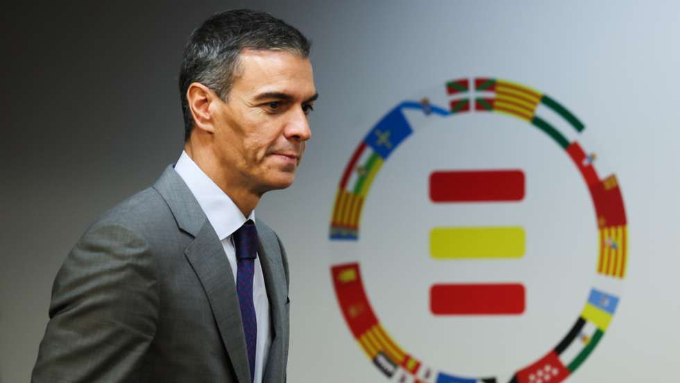 epa13309645 Spanish Prime Minister Pedro Sanchez arrives for a final press conference at the second day of a European Council Summit in Brussels, Belgium, 16 October 2026. EU leaders met with Ukrainian President Zelensky as they focus on continued support for Ukraine, European defence and security, Russia-linked hybrid threats, migration and the situation in the Middle East.  EPA/OLIVIER HOSLET