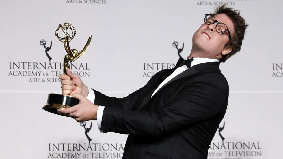 epa08026829 Writer Fabio Porchat reacts as he poses with the trophy for 'Especial de Natal Porta dos Fundos,' winner of best comedy award during the 47th International Emmy Awards gala at the New York Hilton hotel in New York, USA, 25 November 2019 (26 November 2019).  EPA/JASON SZENES