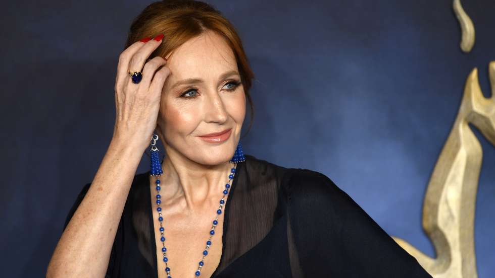 epaselect epa07163384 British author and screenwriter JK Rowling arrives at the UK premiere of Fantastic Beats the Crimes of Grindelwald in London, Britain, 13 November 2018.  EPA/NEIL HALL