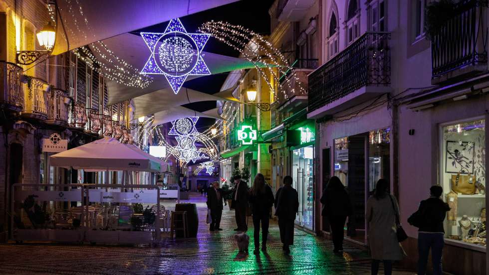 Comerciantes da baixa de Faro afirmam que o Natal deste ano vai ser muito mau, por causa da pandemia de covid-19, Faro, 27 de novembro de 2020. A agência Lusa visitou a localidade fronteiriça do distrito de Faro, habitualmente muito procurada nesta época por espanhóis pelos seus produtos atoalhados e artesanato, mas que agora regista uma acentuada quebra no movimento de turistas devido às restrições impostas pela pandemia de covid-19. (ACOMPANHA TEXTO DE 6 DE DEZEMBRO DE 2020). LUÍS FORRA/LUSA