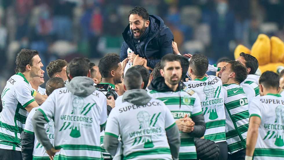 Rúben Amorim voltou a ir ao ar lançado pelos jogadores após a conquista de mais um troféu pelo Sporting