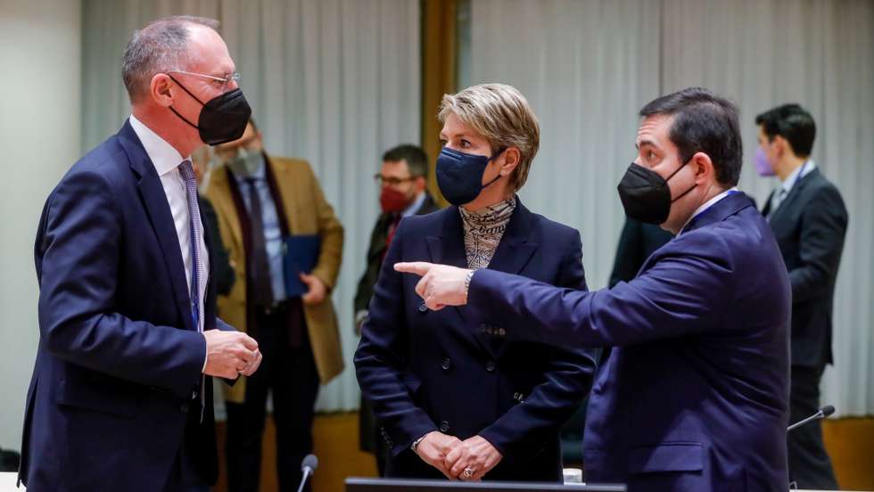 epa09798322 (L-R) Austrian Interior Minister Gerhard Karner, Swiss Federal Councillor Karin Keller-Sutter and Greek Immigration and Asylum Policies Minister Notis Mitarachi converse at the start of a Justice and Home Affairs Council on the response to the situation in Ukraine at the European Council in Brussels, Belgium, 03 March 2022.  EPA/STEPHANIE LECOCQ