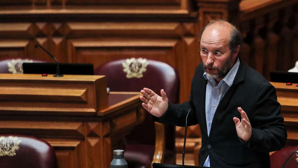O dirigente do Livre, Rui Tavares, durante o debate sobre Orçamento do Estado de 2022, na Assembleia da República, em Lisboa, 28 de abril de 2022. MANUEL DE ALMEIDA/LUSA