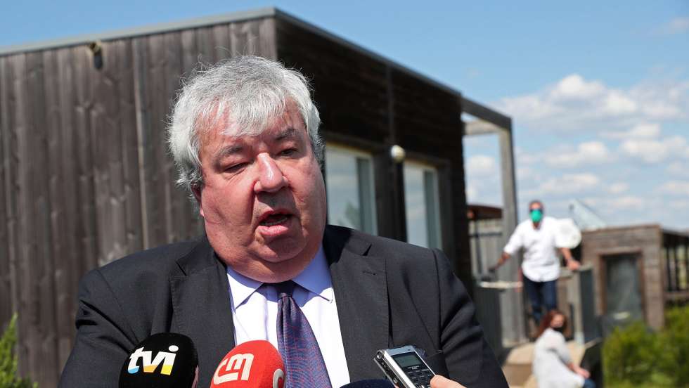 O bastonário da Ordem dos Advogados, Luís Menezes Leitão, fala aos jornalistas após visitar o Zmar Eco Experience, complexo turistico alvo de requisição civíl pelo Governo para acolher pessoas que necessitem de isolamento profilático devido à covid-19, Odemira, 03 de maio de 2021. NUNO VEIGA/LUSA