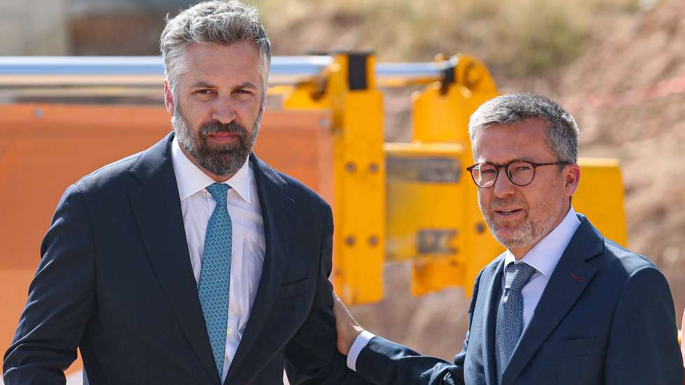 O ministro das Infraestruturas, Pedro Nuno Santos (E), acompanhado  pelo  presidente da Câmara Municipal de Lisboa, Carlos Moedas (C), durante a cerimónia de colocação da primeira pedra de construção de fogos no Bairro Padre Cruz, em Lisboa, 14 de junho  de 2022. ANTÓNIO COTRIM/LUSA