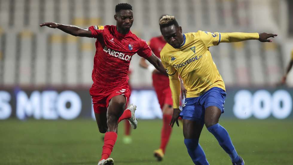 O jogador do Gil Vicente, Emma Hackman (E), disputa a bola com o jogador do Estoril Praia, Dele Yusuf, durante o jogo da Primeira Liga de futebol, disputado no Estádio Cidade Barcelos, 07 de outubro de 2022. ESTELA SILVA/LUSA