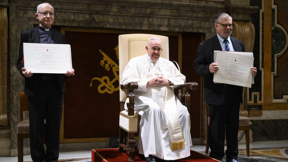 epa10341112 A handout picture provided by the Vatican Media shows Pope Francis at the 2022 Ratzinger Prize award ceremony with this year's recipients, Father Michel Fedou (L) and Prof. Joseph Halevi Horowitz Weiler (R), in Vatican City, 01 December 2022.  EPA/VATICAN MEDIA HANDOUT  HANDOUT EDITORIAL USE ONLY/NO SALES