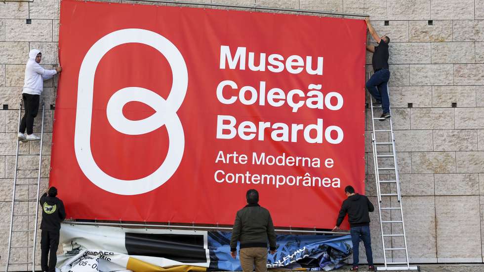 Funcionários retiram cartazes do Museu Coleção Berardo da fachada do Centro Cultural de Belém, em Lisboa, 02 de janeiro de 2023. A gestão do museu regressa à gestão do Centro Cultural de Belém, após 15 anos de gestão de Joe Berardo. JOSÉ SENA GOULÃO/LUSA
