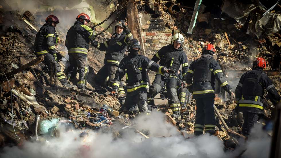 epaselect epa10248629 Ukrainian rescuers work at the site of a destroyed residential building after a drone attack in downtown Kyiv (Kiev), Ukraine, 17 October 2022, amid the Russian invasion. Several residential buildings were damaged as a result of attacks by 'kamikaze drones' targeting the Ukrainian capital, Kyiv Mayor Vitali Klitschko said on telegram. At least three people have been killed as a result of a drone attack on a residential building in Kyiv, the deputy head of Ukraine's presidential administration Kyrylo Tymoshenko said. Russian troops on 24 February entered Ukrainian territory, starting a conflict that has provoked destruction and a humanitarian crisis.  EPA/OLEG PETRASYUK