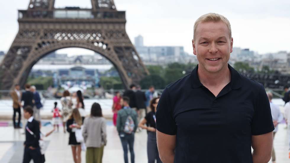 epa11497266 Former British cyclist Chris Hoy poses for a photo on the red carpet as he arrives for the Opening Ceremony of the Paris 2024 Olympic Games, in Paris, France, 26 July 2024.  EPA/CHRISTOPHE PETIT TESSON / POOL