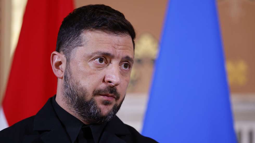 epa12479215 Ukraine's President Volodymyr Zelensky speaks to the media following the 'Coalition of the Willing ' meeting in London, Britain, 24 October 2025. The meeting was held to discuss military support for Ukraine attended by Western leaders in person and virtually.  EPA/TOLGA AKMEN / POOL