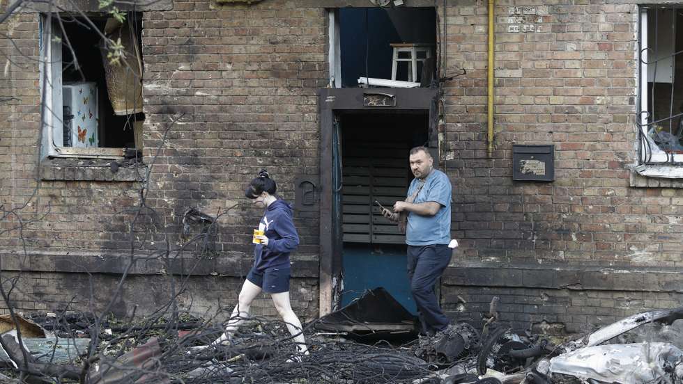 epaselect epa13119998 People walk through the debris at the site of a Russian missile strike on a residential area in Kyiv, Ukraine, 19 July 2026, amid the Russian invasion. At least one person was killed and 15 others were injured in a large-scale overnight Russian attack on Kyiv, according to the Ukrainian State Emergency Service (SES). Russia used at least 38 missiles of various types in the attack, according to the Ukrainian Air Force.  EPA/SERGEY DOLZHENKO