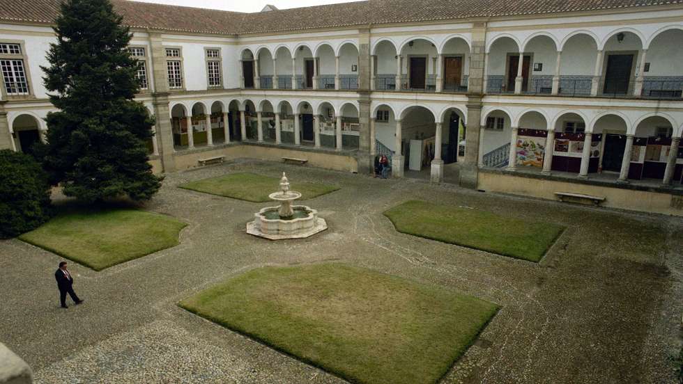 Segundo a UÉ, a suspensão das aulas é "uma medida adicional a fim de evitar um maior número de casos"