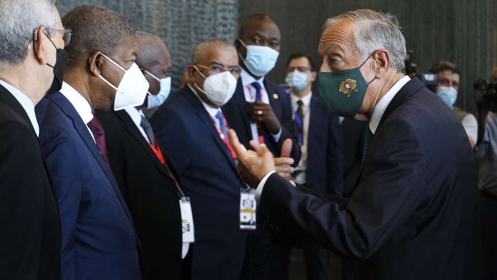 O Presidente da República de Portugal, Marcelo Rebelo de Sousa (D), troca impressões com o homólogo da República de Angola, João Lourenço (2E) à chegada para participar na XIII Conferência de Chefes de Estado e de Governo da Comunidade dos Países de Língua Portuguesa (CPLP), em Luanda, Angola, 17 de julho de 2021. AMPE ROGÉRIO/LUSA