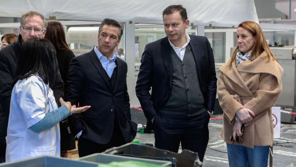O presidente do Partido Social Democrata (PSD), Luís Montenegro (2-D), durante a visita a uma fábrica de componentes de aeronáutica, no âmbito da iniciativa do partido "Sentir Portugal na Guarda", em Pinhel, 09 de fevereiro de 2023. MIGUEL PEREIRA DA SILVA/LUSA
