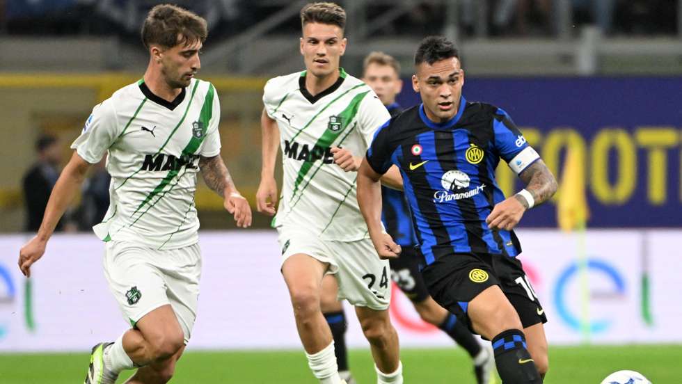 epa10886687 Inter Milan forward Lautaro Martinez (R) and Sassuolo defender Mattia Viti struggle for the ball during the Italian Serie A soccer match beteween Inter Milan and Sassuolo at the Giuseppe Meazza stadium in Milan, Italy, 27 September 2023.  EPA/Daniel Dal Zennaro