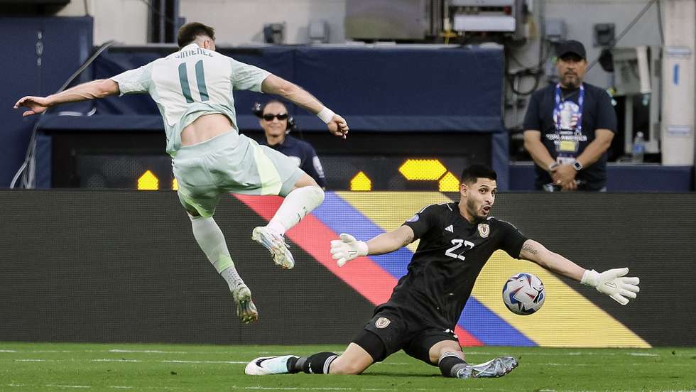 epaselect epa11440759 Venezuela's Rafael Romo (R) makes a save on a shot by Mexico's Santiago Gimenez (L) during the first half of the CONMEBOL Copa America 2024 group B soccer match between Venezuela and Mexico at SoFi Stadium in Inglewood, California, USA, 26 June 2024.  EPA/ALLISON DINNER