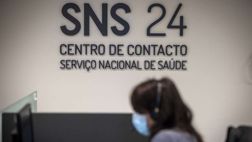 Reportagem no centro de atendimento da Linha SNS 24 em Lisboa, 18 de dezembro de 2020. A covid-19 marca um antes e depois na vida da linha SNS24 e dos seus profissionais de saúde, que além da luta para vencer a pandemia tentam também superar o cansaço de nove meses de chamadas sem tréguas. Em 2020, o centro de contacto do SNS foi obrigado a reinventar-se e já superou os 3,67 milhões de chamadas, mais do dobro em relação ao ano passado. (ACOMPANHA TEXTO DE 25/12/2020) JOSÉ SENA GOULÃO/LUSA