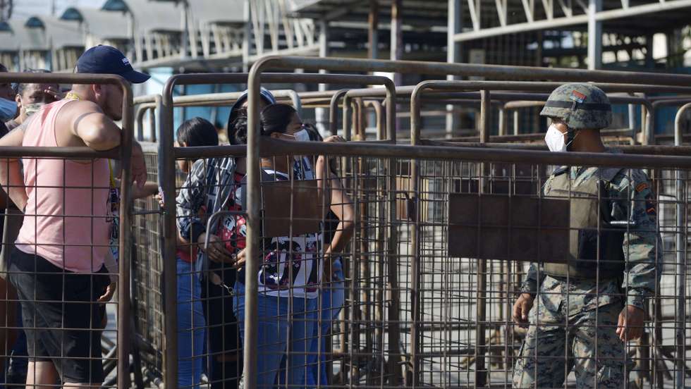 epa09494549 Relatives of prisoners ask for information at the entrance of the Deprivation of Liberty Center Number 1, after a riot, in Guayaquil, Ecuador, 28 September 2021. At least 24 inmates have died and another 49 have been injured after a riot registered in the Center for Deprivation of Liberty Number 1 of the coastal city of Guayaquil, in southwestern Ecuador, apparently due to a confrontation between gangs that dispute control of that penitentiary center.  EPA/Marcos Pin