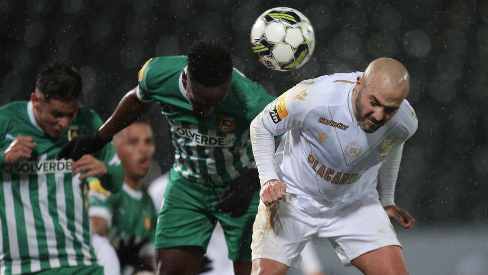 André André (D) do Vitória de Guimarães disputa a bola com Boateng do Rio Ave durante o jogo da 15ª jornada da I Liga de Futebol realizado no Estádio D. Afonso Henriques, Guimarães, 7 de janeiro de 2023.  MANUEL FERNANDO ARAÚJO/LUSA
