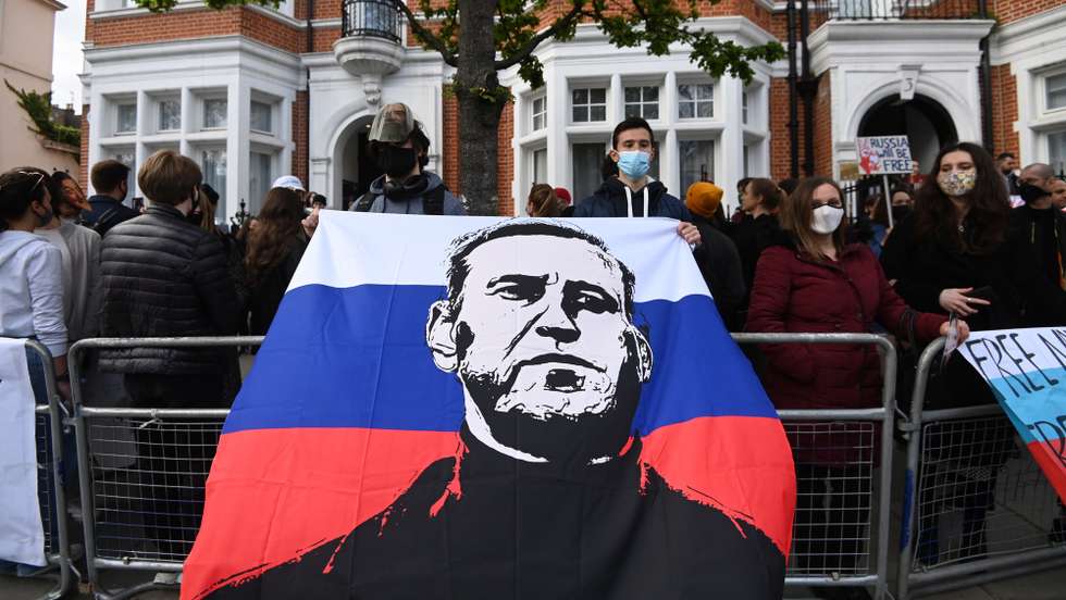 epaselect epa09150804 Supporters of Russian opposition leader Alexei Navalny attend a demonstration organized by the group 'Art of Rebel' outside the Russian embassy in London, Britain, 21 April 2021. Rallies supporting Navalny take place in several cities in Europe. Russian opposition leader Alexei Navalny has been transferred from the penal colony No. 2 (IK-2) in Pokrov, Vladimir region, to the regional prison hospital in IK-3 in Vladimir for receiving vitamin therapy. The decision was taken amid Navalny's hunger strike and announced by his team members fearing for his life.  EPA/FACUNDO ARRIZABALAGA