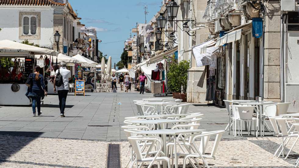 A reabertura das fronteiras luso-espanholas, após três meses e meio encerradas devido à pandemia de covid-19, é aguardada com expectativa por comerciantes de Vila Real de Santo António, que atravessam graves dificuldades sem a habitual clientela espanhola, Vila Real de Santo António, Faro, 17 de junho de 2020, A agência Lusa esteve na localidade algarvia localizada na foz do rio Guadiana e na fronteira fluvial com a localidade espanhola de Ayamonte, fechada desde meados de março, e constatou o impacto negativo que a falta de visitantes, sobretudo espanhóis, mas também de outras nacionalidades, está a ter na economia local, baseada na restauração e lojas de atoalhados. ( ACOMPANHA TEXTO DE 18 DE JUNHO DE 2020). LUÍS FORRA / LUSA