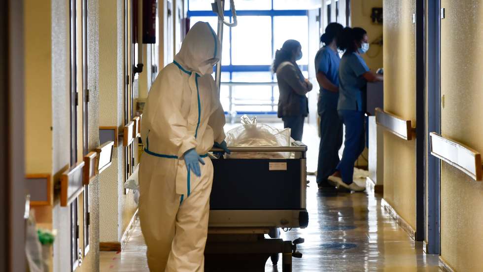 Um operacional de saúde transporta um utente acabado de receber alta médica na enfermaria do piso 7 do Centro Hospitalar Tondela Viseu (CHTV) , dedicado ao tratamento de doentes com covid-19, em Viseu, 09 de março de 2021. (ACOMPANHA TEXTO DA LUSA DO DIA 10 DE MARÇO DE 2021). NUNO ANDRÉ FERREIRA/LUSA