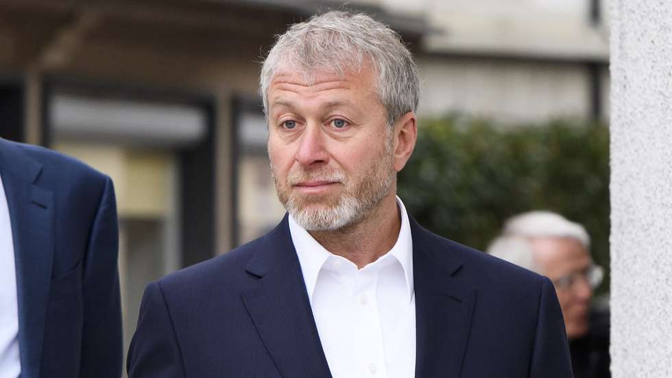 epa06705899 Russian oligarch Roman Abramovich arrives for the opening of the civil proceedings brought by the European Bank for Reconstruction and Development (EBRD) against Abramovich, Shvidler and the Russian giant Gazprom at the District Court of Sarine in Freiburg, Switzerland, 02 May 2018. The EBRD is claiming 46 million Francs (around 38 million Euros) plus interest since 2005. The shareholders and Gazprom contest this debt.  EPA/ANTHONY ANEX