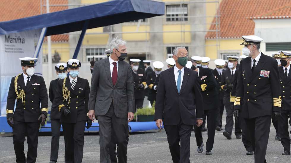 O Presidente da República, Marcelo Rebelo de Sousa (2D), acompanhado pelo ministro da Defesa Nacional, João Gomes Cravinho (C), e pelo chefe do Estado-Maior da Armada e Autoridade Marítima Nacional, almirante Henrique Gouveia e Melo (D), durante a visita à Base Naval de Lisboa, 8 de março de 2022.  JOÃO RELVAS/LUSA