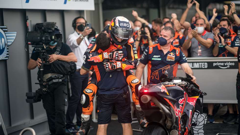A festa da KTM no parque fechado após a vitória na Indonésia, com o pai de Miguel Oliveira, Paulo, na primeira fila a aplaudir o filho