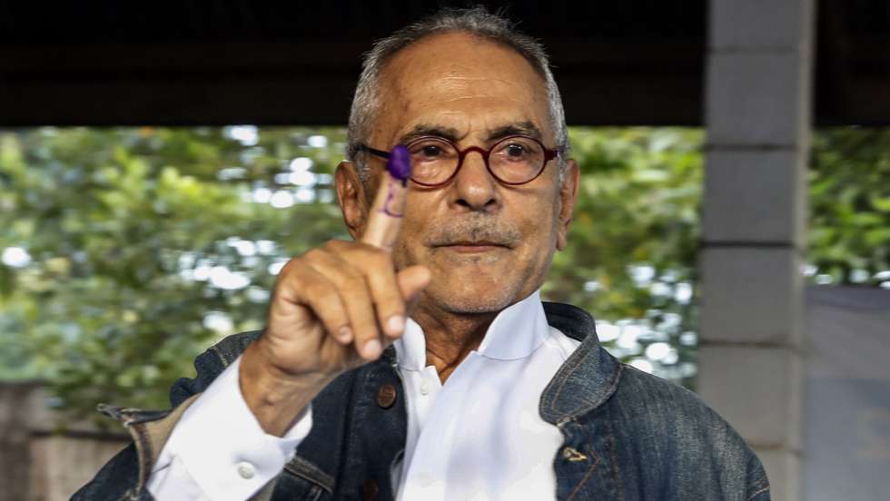 epa09896750 East Timor's presidential candidate and former president Jose Ramos Horta shows his marked finger after casting his vote during the presidential runoff election at a polling station in Dili, East Timor, also known as Timor Leste, 19 April 2022. People in Timor Leste vote for their next president in a runoff election between former president and Nobel Peace Prize laureate Jose Ramos Horta, and incumbent president Francisco Guterres.  EPA/ANTONIO DASIPARU