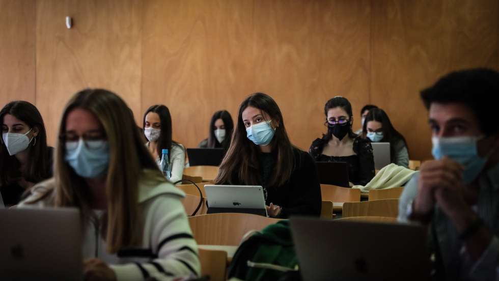 Alunos frequentam uma aula Direito Constitucional no dia do regresso às aulas na Faculdade de Direito da Universidade de Lisboa, no âmbito das novas medidas de desconfinamento relacionadas com a pandemia da covid-19, no Campus de Campolide, em Lisboa, 19 de abril de 2021. Portugal inicia hoje a terceira fase do desconfinamento com a reabertura de mais escolas, lojas, restaurantes e cafés, um levantamento de restrições que não é acompanhado nos 10 concelhos onde a incidência da covid-19 é maior. MÁRIO CRUZ/LUSA
