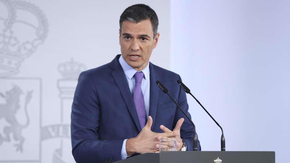 epa10033283 Spanish Prime Minister, Pedro Sanchez, addresses a press conference after he led an extraordinary Cabinet's meeting at La Moncloa Palace, in Madrid, Spain, 25 June 2022. Sanchez announced the passing of an 'anti-crisis executive order' involving an expense of more than 9 billion euro with several economic measures to ease situation due to war in Ukraine.  EPA/KIKO HUESCA