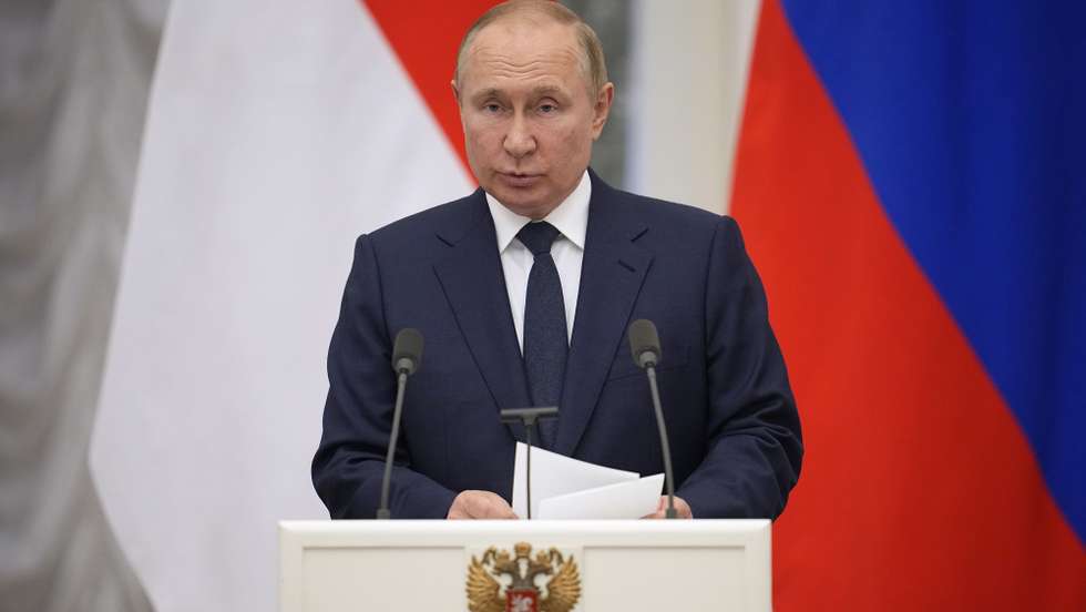 epa10044003 Russian President Vladimir Putin attends a joint news conference with Indonesian President Joko Widodo after their meeting in the Kremlin in Moscow, Russia, 30 June 2022. Widodo is on a peace-building mission visit to Russia and Ukraine to urge his Russian and Ukrainian counterparts to open for dialogue and ceasefire.  EPA/ALEXANDER ZEMLIANICHENKO/AP POOL / POOL