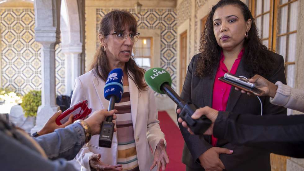 A ministra de Estado e da Defesa Nacional de Cabo Verde, Janine Lélis, acompanhada pela ministra da Defesa Nacional, Helena Carreiras (E), durante uma conferência de imprensa conjunta, no Forte de São Julião da Barra,  Cascais, 30 de setembro 2022. A visita decorre até dia 4 de outubro, no âmbito do quadro da cooperação bilateral entre os dois países. JOSÉ SENA GOULÃO/LUSA