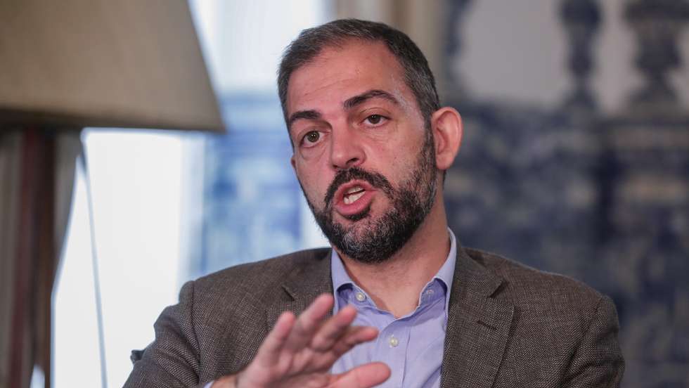 O ministro do Ambiente e da Ação Climática, Duarte Cordeiro, fala em entrevista à Agência Lusa, na sede do ministério em Lisboa, 02 de novembro de 2022. (ACOMPANHA TEXTO DA LUSA DE 04-11-2022) TIAGO PETINGA/LUSA