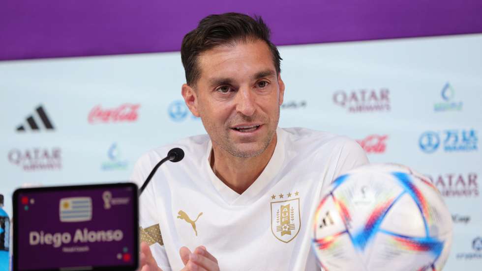 epa10332141 Uruguay national team head coach Diego Alonso during a press conference at the Qatar National Convention Center (QNCC) in Doha , Qatar, 27 November 2022.  EPA/ABIR SULTAN