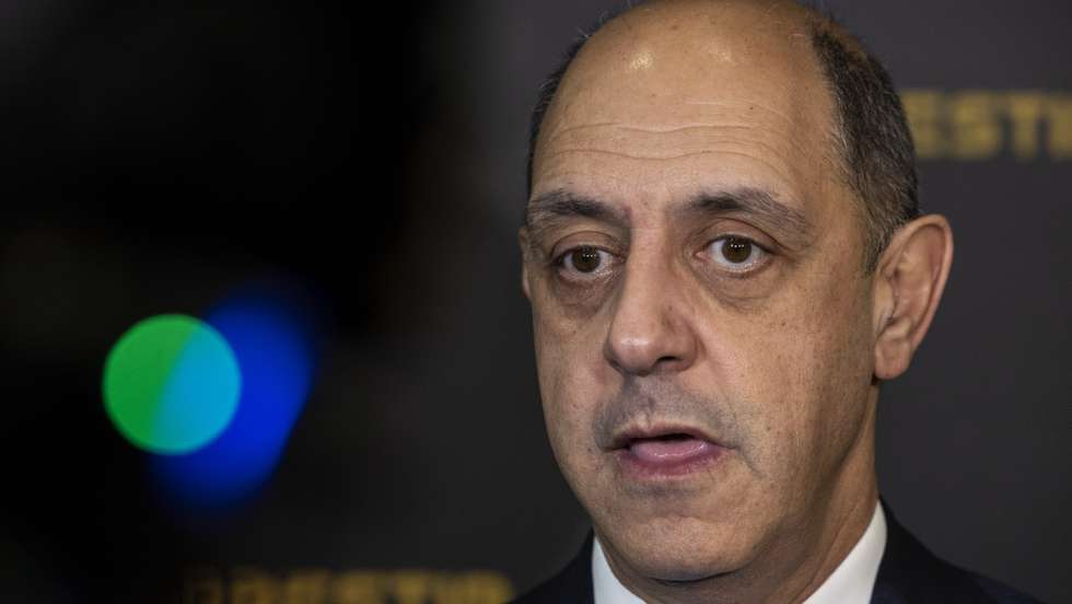 O ministro da Saúde, Manuel Pizarro, faz declarações aos jornalistas no encerramento da conferência “Medicamentos. Da produção ao doente”, no âmbito da comemoração do 60.º aniversário, da TORRESTIR, em Santa Maria da Feira, 7 de janeiro de 2023. JOSÉ COELHO/LUSA
