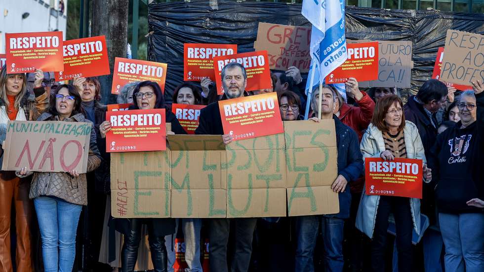 O secretário-geral da FENPROF, Mário Nogueira (C), participa na concentração de educadores e professores do Agrupamento de Escolas Rainha Santa Isabel, no âmbito da greve de professores, junto à escola EB 2.3 Rainha Santa Isabel, em Coimbra, 11 de janeiro de 2023. PAULO NOVAIS/LUSA