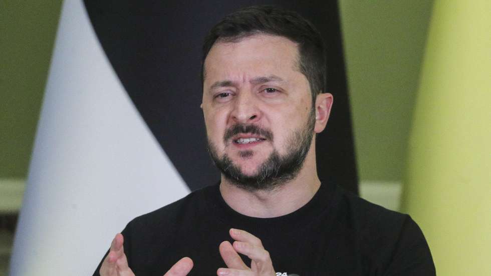 epa10668766 Ukrainian President Volodymyr Zelensky attends a joint news conference with his Estonian counterpart Alar Karis in Kyiv, Ukraine, 02 June 2023. Estonian President Alar Karis arrived in Kyiv to meet with top Ukrainian officials amid the Russian invasion.  EPA/SERGEY DOLZHENKO