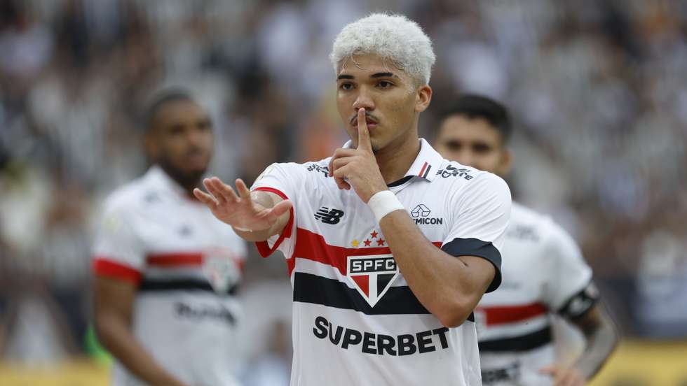 epa11765751 William Gomes of Sao Paulo celebrates scoring the 1-1 goal during the Brasileirao Serie A soccer match between Botafogo and Sao Paulo, in Rio de Janeiro, Brazil, 08 December 2024.  EPA/Antonio Lacerda