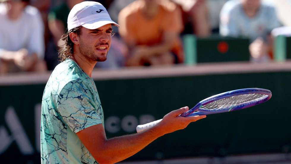 epa12995495 Jaime Faria of Portugal gestures during his Men's 1st round match against Denis Shapovalov of Canada at the French Open Grand Slam tennis tournament at Roland Garros in Paris, France, 26 May 2026.  EPA/MOHAMMED BADRA