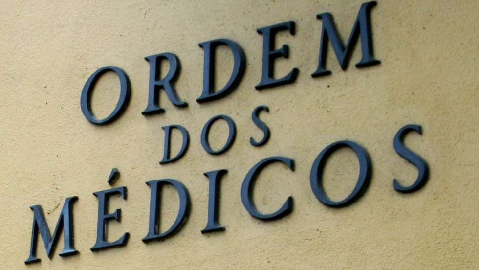 O bastonário alerta que "faltam ser vacinados a maioria" dos médicos que trabalham no Serviço Nacional de Saúde