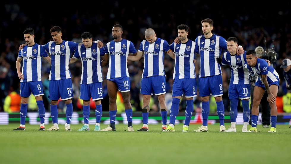 epa11217541 Players of Porto watch the penalty shoot-out of the UEFA Champions League Round of 16, 2nd leg match between Arsenal and Porto in London, Britain, 12 March 2024.  EPA/NEIL HALL