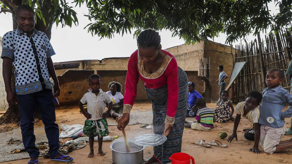 Zito Paulino João (E), rodeado pela mulher e familiares, perdeu o contacto com a restante família durante os conflitos e vivem agora na casa da mãe em Pemba, Moçambique, 13 de abril de 2021. A violência armada em Cabo Delgado começou há mais de três anos, mas ganhou uma nova escalada há duas semanas, quando grupos armados atacaram pela primeira vez a vila de Palma, que está a cerca de seis quilómetros dos multimilionários projetos de gás natural. (ACOMPANHA TEXTO) JOAO RELVAS/LUSA